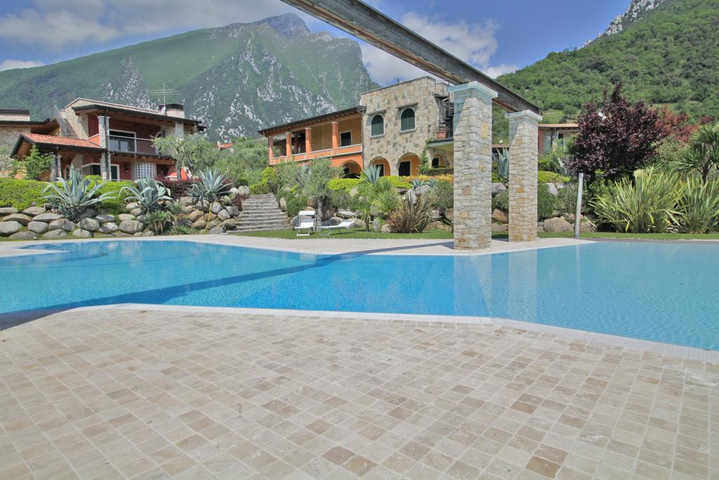 Residence "Borgo Le Torri" Toscolano Maderno Ngoại thất bức ảnh